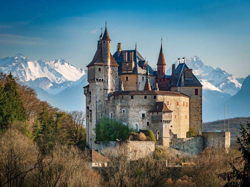 Château de Menthon-Saint-Bernard surplombant le lac